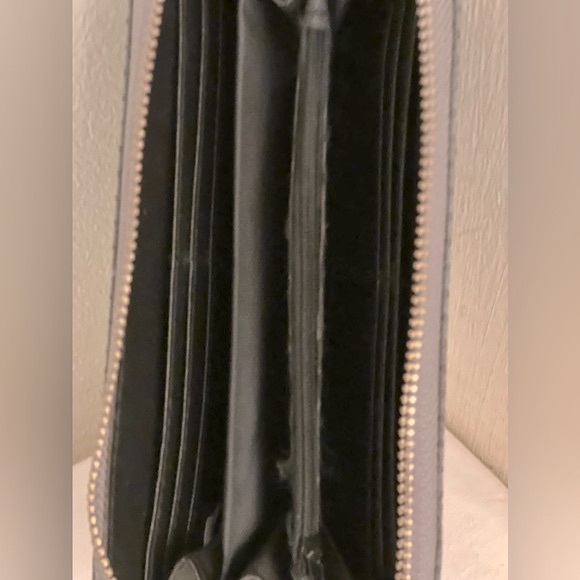 2 Chic Deconstructed  floral Faux Shagreen full Zipper Wallet. Green OS - Picture 11 of 12